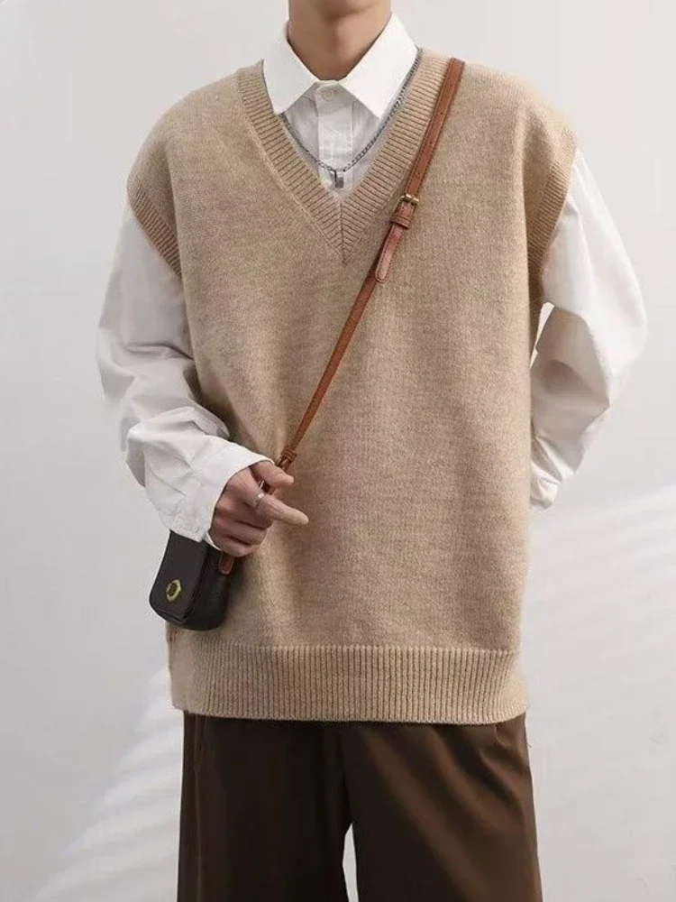 Winter Clothing Trends 2025 - Colete colete bege com decote em