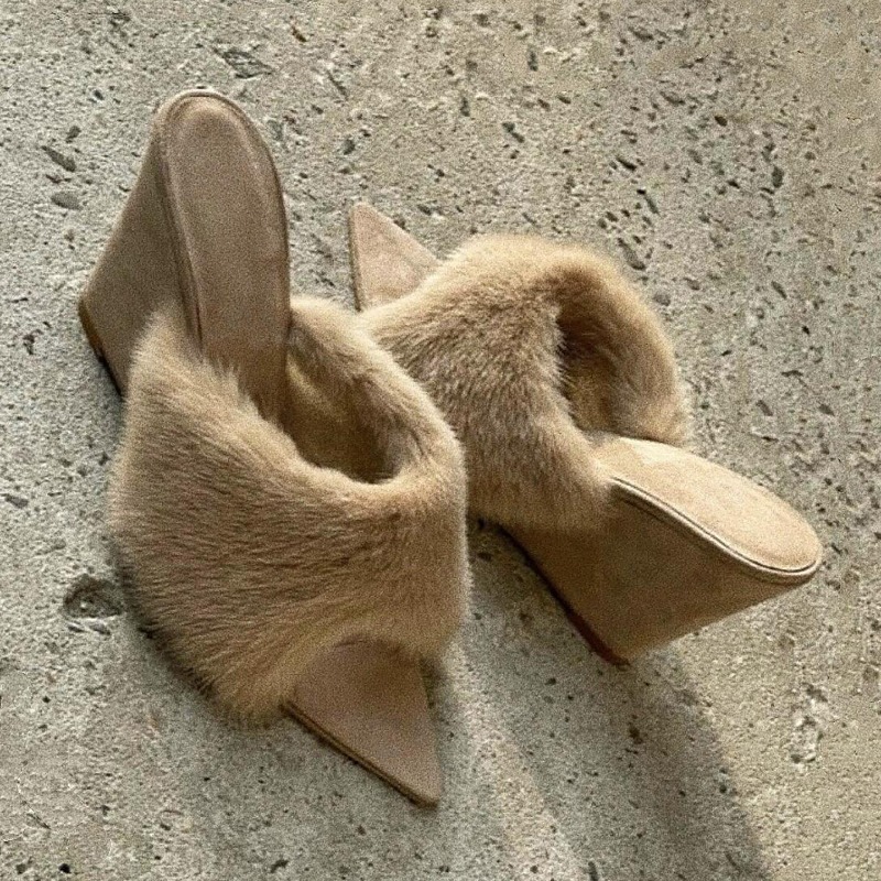Winter Clothing Trends 2025 - Mulheres fofas chinelos cunhas sandálias plataforma